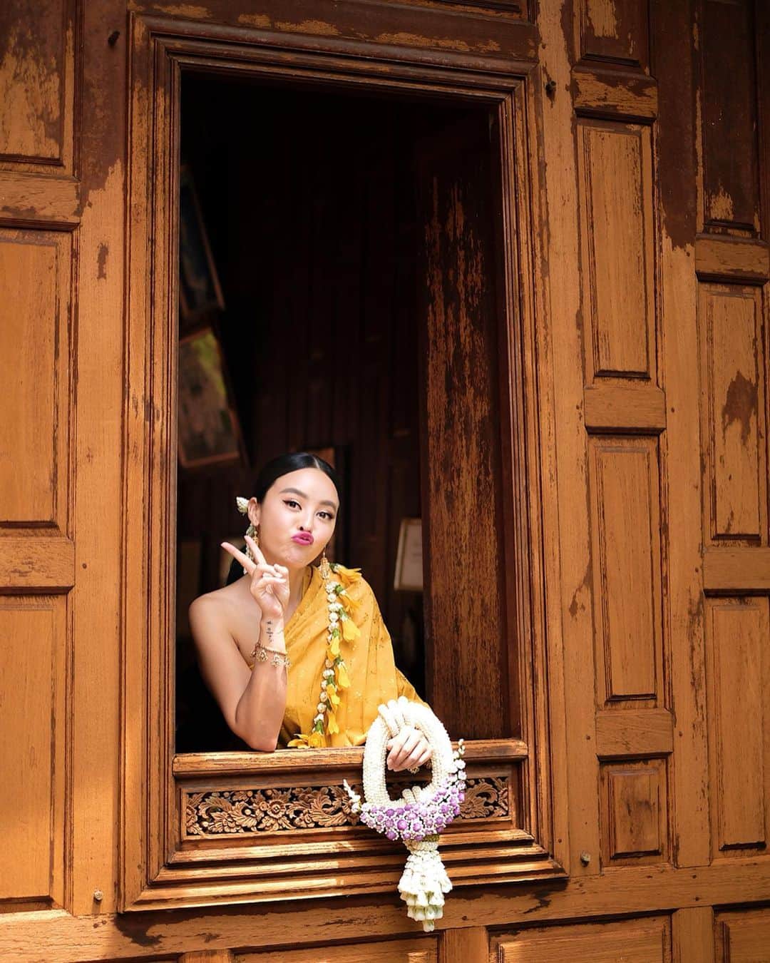 Amata Chittaseneeさんのインスタグラム写真 - (Amata ChittaseneeInstagram)「Thainess X #pearypiewearsthaifabric  โคตรไทย x นุ่งโจง ห่มสไบแพร : ทททภาคกลาง @phusa_phalaiyang  #pearypieamazingThailand Historically Thai women dressed themselves with a loincloth wrap called chong kraben. (It’s more like pants!) It is worn by wrapping it around the waist, stretching it away from the body, twisting the ends together then pulling the twisted fabric between the legs and tucking it in the back of the waist. Sabai (the yellow fabric) is a long piece of silk, about a foot wide, draped diagonally around the chest by covering one shoulder which its end drops behind the back.  การแต่งกายแบบนี้ เป็นการตามอย่างสตรีสูงศักดิ์ ในสมัยรัชกาลที่ 5 ด้วยการนุ่งโจง ห่มสไบแพร ในสมัยนั้นเป็นการแต่งกายในแบบลำลองไม่เป็นทางการส่วนมากจะใส่อยู่กับเรือน สมัยนี้เรียกง่ายๆว่า ชุดอยู่บ้านเก๋ๆของสาวๆเลยก็ว่าได้ 😎 นี้ขนาดชุดอยู่บ้านนะเนี่ย ขอเพิ่ม สังวาลดอกไม้สวยๆจาก @Aey_nitch  #พวงมาลัยภาณุมาศ  ด้วยค่ะ  นอกเหนือจากการใส่สังวาลแล้ว ได้มีการดัดแปลงคล้องมาลัยตัว หรือในอดีตเรียกว่า มาลัยชายครุย ได้แรงบันดาลใจ ตามแบบเจ้าคุณพระยูรวงศ์ (เจ้าจอมมารดาแพร)  ให้มีความสวยหวานหยดย้อย ปัจจุบันได้ปรับให้ขนาดมาลัยให้เล็กลงจะได้เข้ากับรูปร่างของผู้ใส่  ไม่เล็กไม่ใหญ่จนเกินไป ขอบคุณคุณซอฟท์และคุณมิค @soft_soft ความรู้และนุ่งชุดงามๆให้นะคะ @nickphusa เป็นคนเขียนลายผ้าเอง ติดตาม @Phusa_phalaiyang ผม @khunyong_hair」5月23日 12時25分 - pearypie