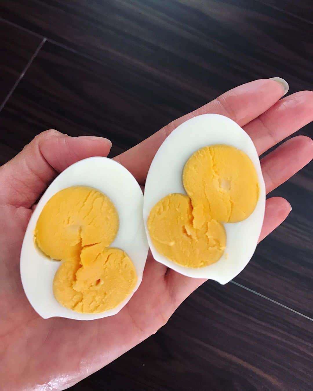 榊原みゆくさんのインスタグラム写真 - (榊原みゆくInstagram)「【お得感】 ゆで卵割ったら、黄身２つー🎶 ゆで卵で、君が２つなのは初めて見たわ😎  関係ないけど、手相わざと見えないようにした笑  #boiledeggs #ゆで卵 #twins #黄身２つ #双子 #卵好き #二子玉」5月23日 12時27分 - miyukuscarab