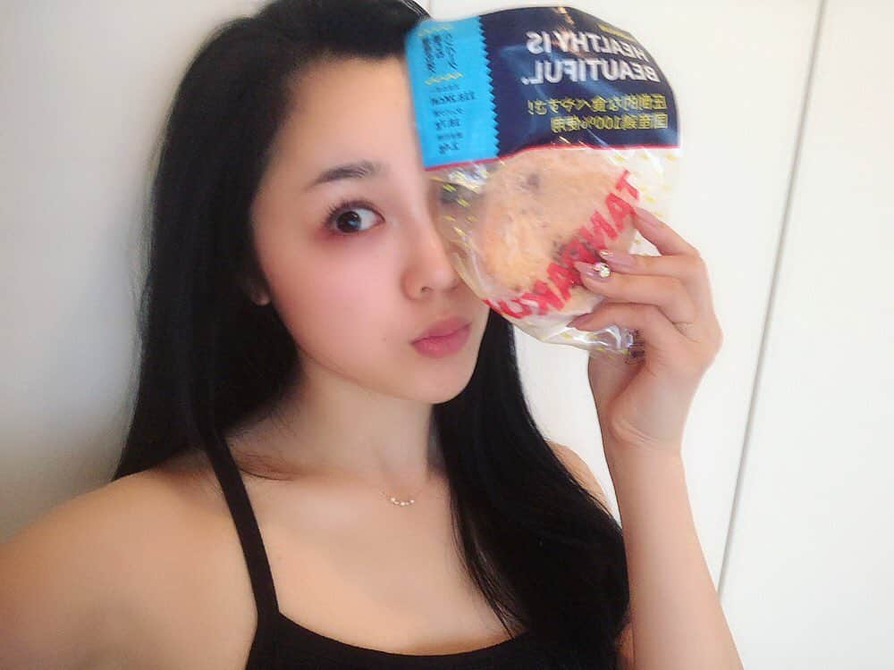 石田安奈さんのインスタグラム写真 - (石田安奈Instagram)「今日もジム終わりにタンパくん〜☺️ 食べ物でこんなにも体調って変わるんだってくらい実感してる😮 タンパくんは出先でもって行けるからお腹空いてコンビニで買う事もなくなった☺️💓 防腐剤、添加物は取らない❤️ ＃ジム #タンパくん ＃タンパク質 ＃ハンバーグ ＃trx ＃美尻 ＃トレーニング ＃筋トレ ＃筋肉 ＃無添加」5月23日 12時29分 - annaishida_0527