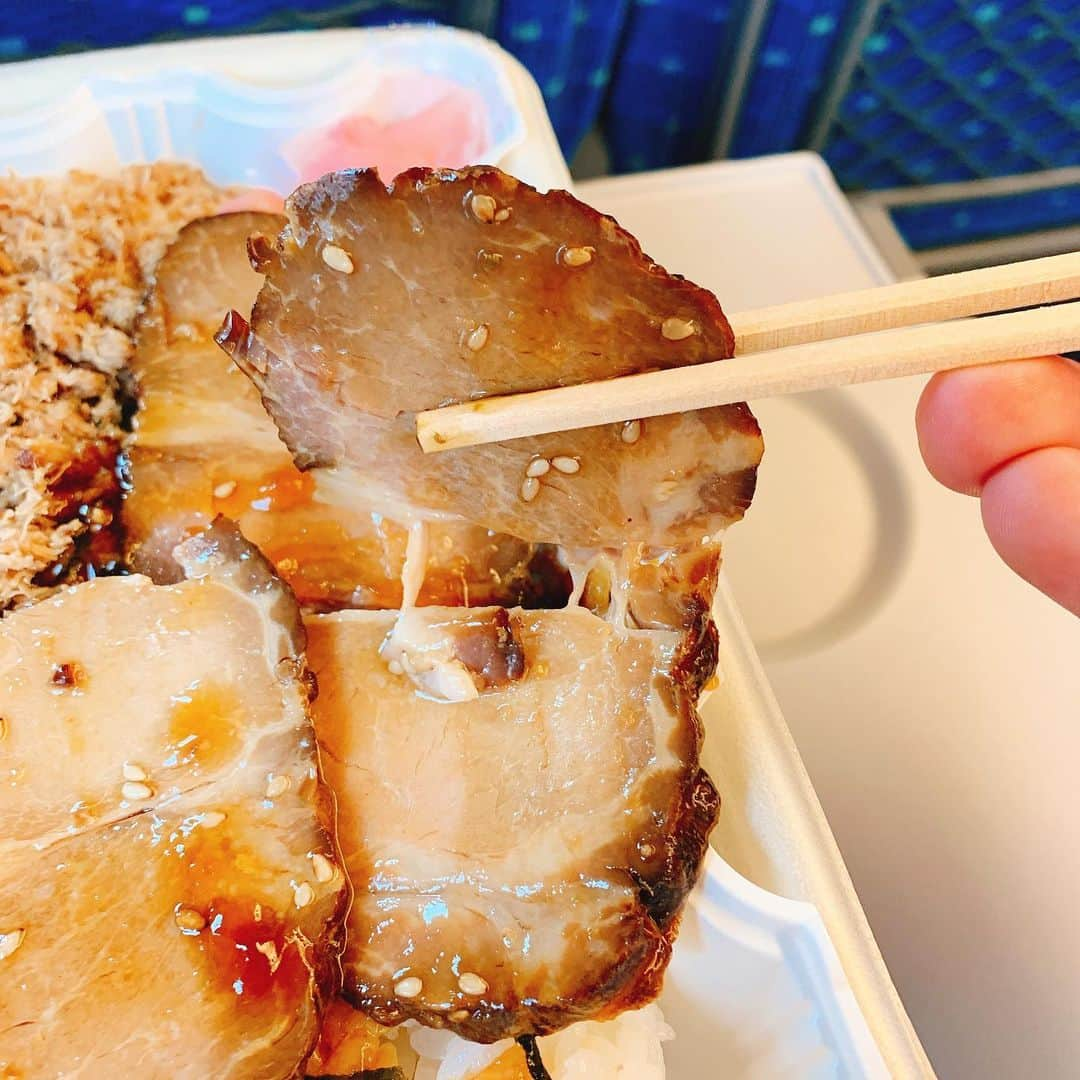 三遊亭とむさんのインスタグラム写真 - (三遊亭とむInstagram)「あったか焼豚チャーシュー弁当 東京駅 1250円  フタをあけたら焼豚ドーンっ 写真撮ろうと思ってチャーシューを箸でつかもうしたら柔らかくて力入れずに切れてしまった。 素晴らしい！ そしてご飯が美味しいんですよっ タレとの相性は神レベル。 さすが高崎弁当さんの力！ まさに長州力…いやチャーシュー力 切れてます！  90点  #駅弁 #駅弁コンシェルジュ #焼豚 #チャーシュー力 #駅弁評論家 #あったか焼豚チャーシュー弁当 #おべんたぐらむ #高崎弁当 #ダジャレ」5月23日 12時34分 - ekibenman