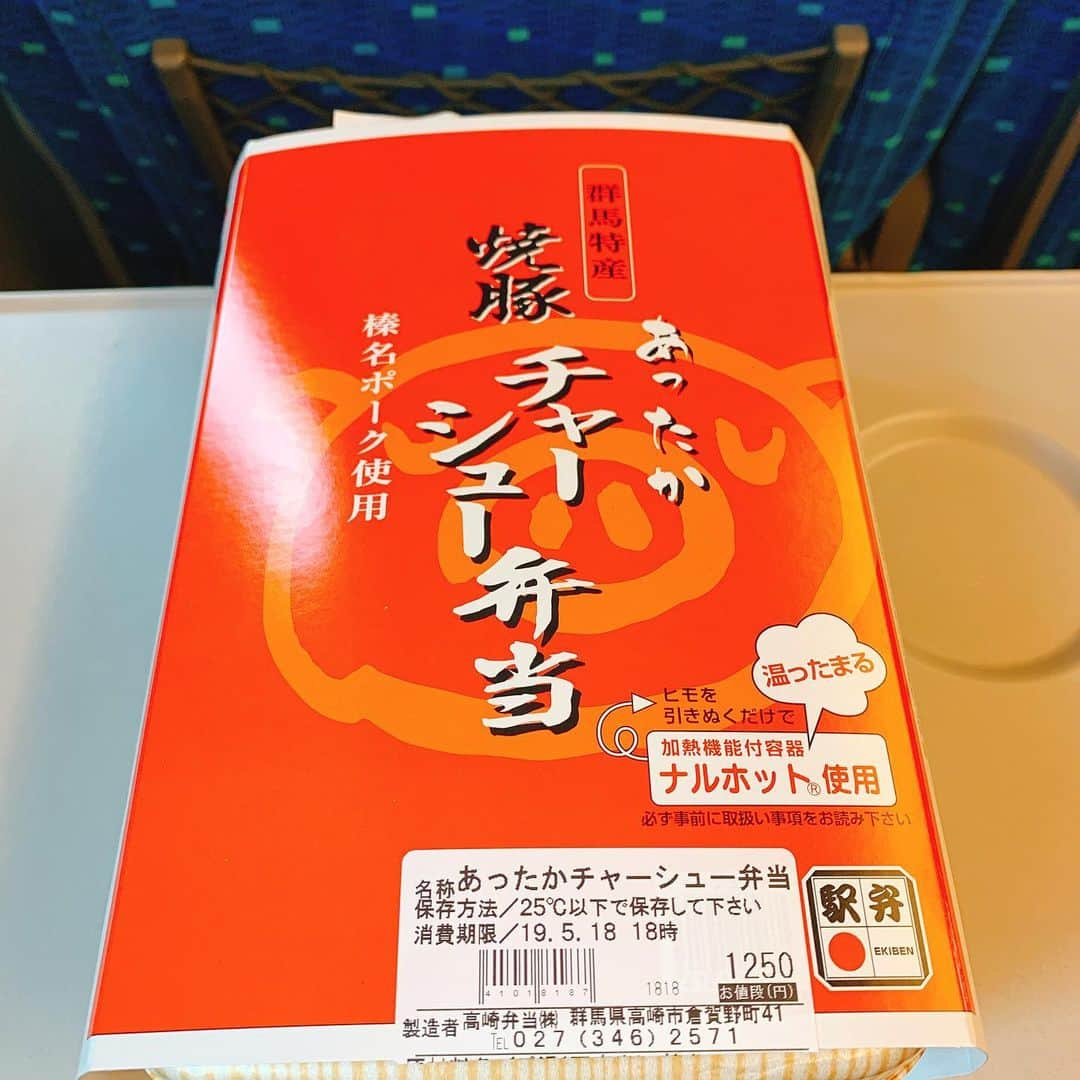 三遊亭とむさんのインスタグラム写真 - (三遊亭とむInstagram)「あったか焼豚チャーシュー弁当 東京駅 1250円  フタをあけたら焼豚ドーンっ 写真撮ろうと思ってチャーシューを箸でつかもうしたら柔らかくて力入れずに切れてしまった。 素晴らしい！ そしてご飯が美味しいんですよっ タレとの相性は神レベル。 さすが高崎弁当さんの力！ まさに長州力…いやチャーシュー力 切れてます！  90点  #駅弁 #駅弁コンシェルジュ #焼豚 #チャーシュー力 #駅弁評論家 #あったか焼豚チャーシュー弁当 #おべんたぐらむ #高崎弁当 #ダジャレ」5月23日 12時34分 - ekibenman