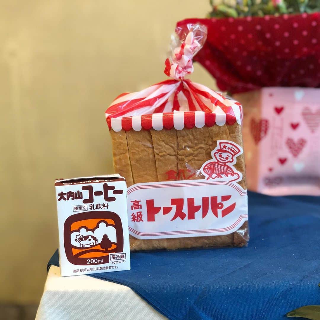 甲斐みのりさんのインスタグラム写真 - (甲斐みのりInstagram)「和歌山県新宮市「南海堂」で、「熊野UFOパイ」。 パンも販売しています。 ‪パイ生地の中には、カステラ、レーズン、りんご、杏ジャムがぎっしり。‬ #菓子菓子菓子 #地元パン手帖 #地元パン #地元パン地元パン #旅のかけら和歌山」5月23日 12時34分 - minori_loule