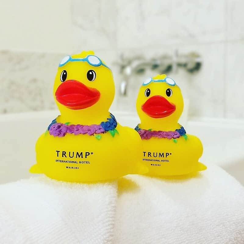 Trump Waikikiさんのインスタグラム写真 - (Trump WaikikiInstagram)「How irresistible are they? Rubber duckies are available from our Gift Shop and make for a splish splash experience in our Italian white marble bath with deep-soaking tub. #trumpwaikiki #fivestarhotelhonolulu #rubberduckie #deepsoakingtub #italianmarble #bubblebath 📷: @gokhanarik  おみやげにトランプ・ラバーダッキーはいかがですか。ザ・スパ・アット・トランプにて取り扱っております。 #トランプワイキキ #5つ星ホテル #ラバーダッキー」5月23日 12時37分 - trumpwaikiki