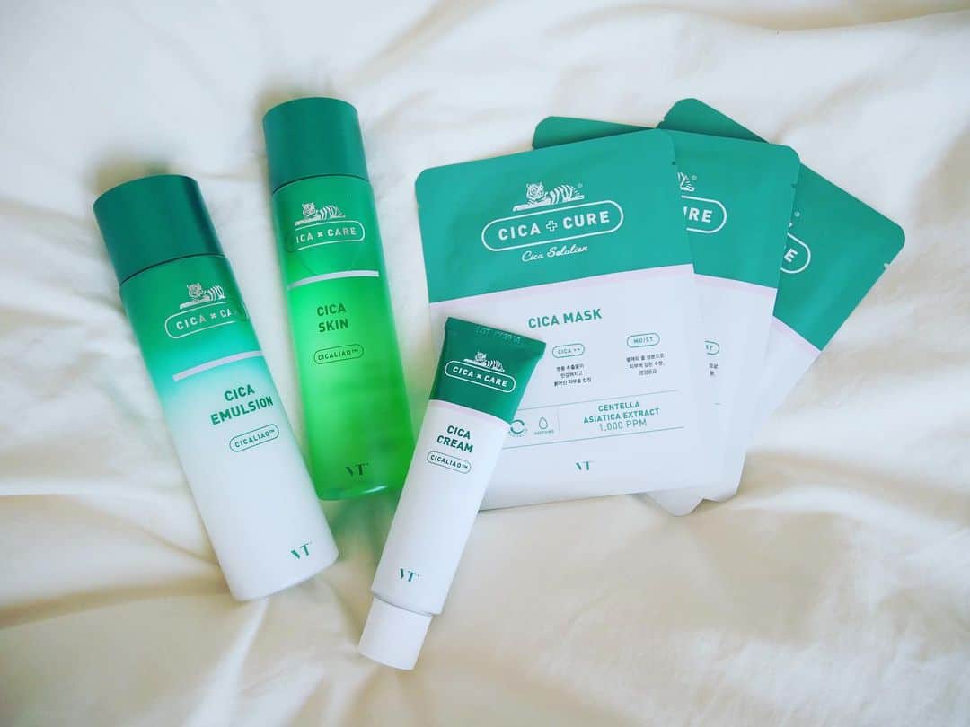 のインスタグラム：「* * 《VT cosmetics 》 @vtcosmetics_official さんから CICAシリーズの化粧水、乳液、クリーム、マスクもいただきました🐅 * 最近話題のCICA🌿🌿 CICAラインは、 傷の治癒に優秀な成分であるシカ成分が含まれていて、肌の鎮静の効果があります！ 水分感は高くてベタつきのないテクスチャーです🌿 * ベタつかないのでこれから夏にかけて 使い心地がとてもいいです🥰 これもQoo10で購入可能です❤ * #vt #vtcosmetics  #vtcosmetic #koreacosmetic #kbeauty #シカクリーム #韓国コスメ #鎮静 #肌荒れ #ニキビ #保湿 #乾燥 #敏感肌 #コスメ #スキンケア #クリーム# 再生クリーム」