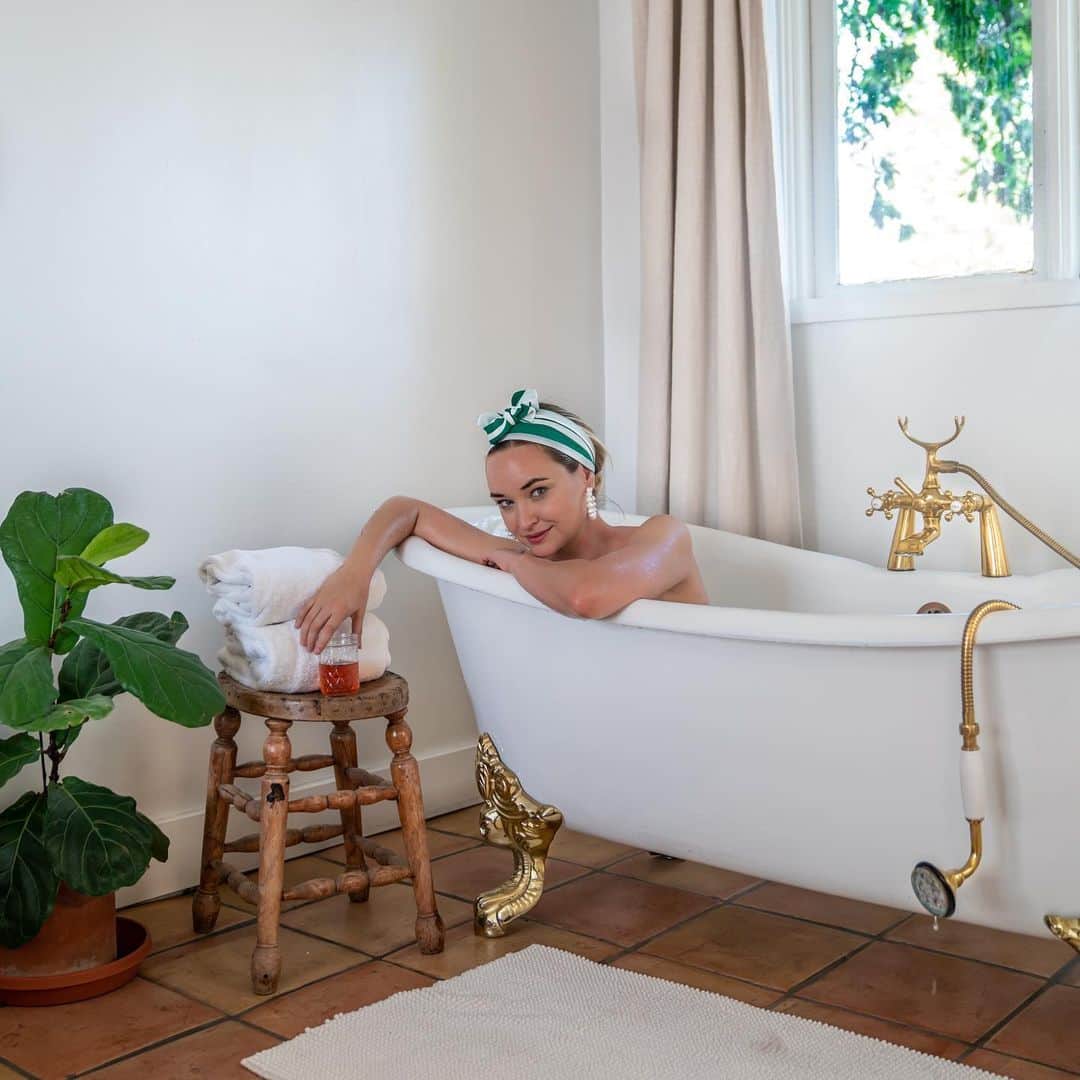 リズ・チェルカソワのインスタグラム：「Tub time is my favorite time. It is also my mental health care time. It helps me tune out the inundation of stimuli in our world. Aka I enjoy drowning out the world with Rose and Netflix.」