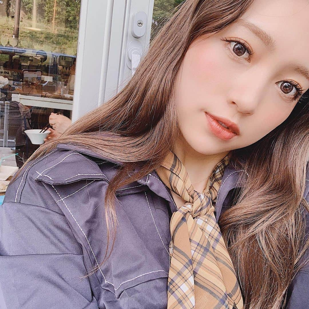 唯可（yuika）さんのインスタグラム写真 - (唯可（yuika）Instagram)「* 今日から5日間真夏日になるみたい🌞 韓国で買ってきたクッションファンデが すごく肌なじみよくてお気に入り🥺 また韓国行きたいな〜😚🧡 * * スカーフ... @murua_official  ワンピース ... @lilyboutique_official  #今日のコーデ#ファッション#スカーフ#クッションファンデ#アラサーコーデ#アラサー#メイク#韓国風メイク#オルチャン#コーディネート#ママコーデ#夏コーデ#ワンピース#長身女子#大人カジュアル#旅コーデ#カフェ#カフェ巡り#韓国カフェ#美容垢#instagood#ootdoutfitoftheday#trip」5月23日 12時56分 - yu.i.k.a