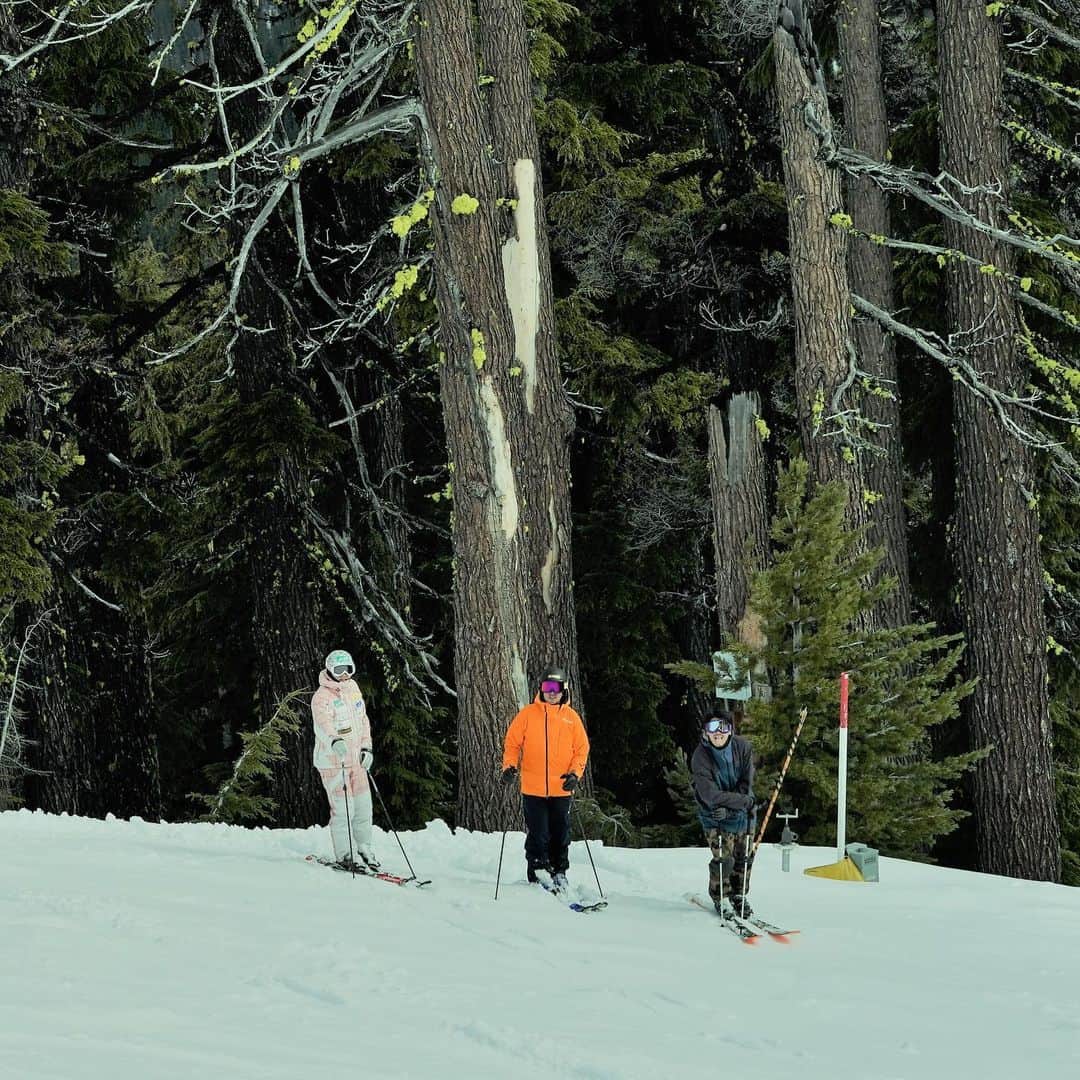 佐々木明さんのインスタグラム写真 - (佐々木明Instagram)「Ski Magazine「Skier」Photo shoot in Mt.Bachelor🇺🇸 #山と渓谷 #ヤマケイ #magazine < #Skier > #skimagazine  #travel #trip #ski #Oregon #mtbachelor #mtbachelorstoked #redmond #bend #photography 📸 by @waileacanoeclub_japan #KenjiKinoshita #photographer  小学生からの付き合い。 左から 井山敬介、吉岡大輔、佐々木明 年齢も左から順。 ３つ上の井山くん 2つ上の大輔 長く一緒にスキーしているとなんか歴史を積み上げている感じがして好きだ。」5月23日 12時56分 - akiraexploring