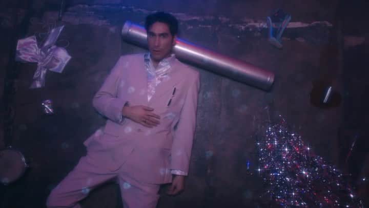 のインスタグラム：「英SSWオスカー @oscarscheller が9月にリリース予定のニュー・アルバム『Http404』より、新曲「Interstellar Disco (feat. PAWWS)」のビデオを公開🛸🛸 ”Interstellar Disco”という空想の場所で集う２人の友人について描いたという楽曲の80年代感溢れるMVをチェック☄️ #oscarscheller #オスカー」