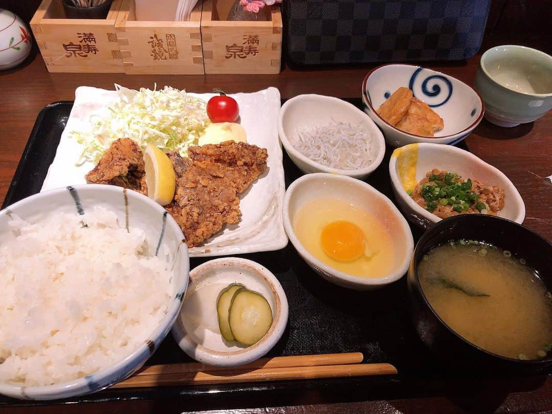 彰人さんのインスタグラム写真 - (彰人Instagram)「打ち合わせからの新宿御苑ランチ . こころむすびでマグロ頬肉の竜田揚げに納豆、たまご、じゃこおろしトッピング。 . 御苑で魚系のランチといえばここで決まりでしょう、美味！ . #ddtグルメ部 #グルメ #ランチ #lunch #おすすめ #おすすめランチ #新宿御苑前 #こころむすび」5月23日 12時53分 - akitonsgk