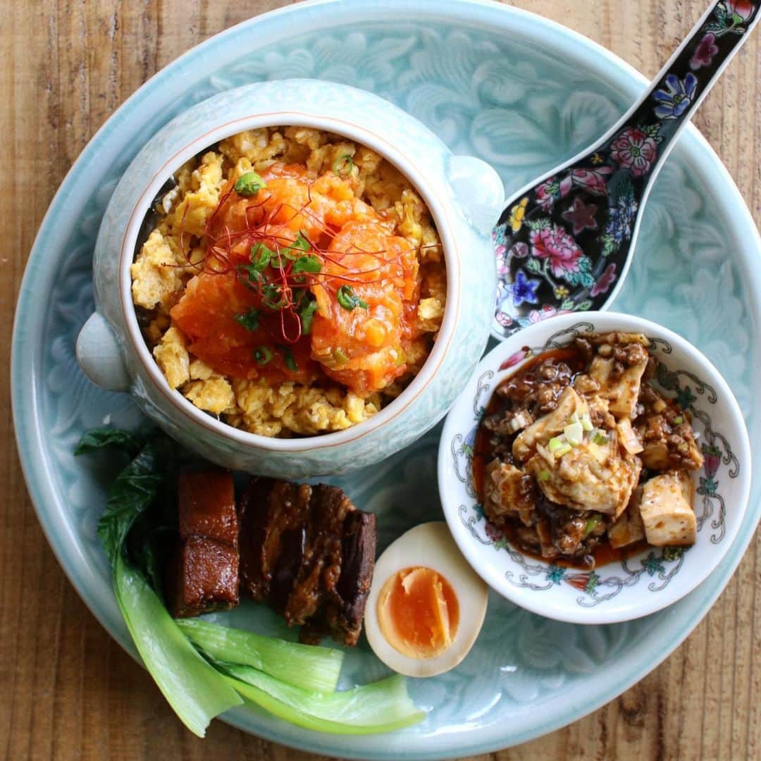 Atsukoさんのインスタグラム写真 - (AtsukoInstagram)「Today's lunch 2019.05.23 ･ ･ エビチリのせチャーハン 角煮 味玉 麻婆豆腐 ･ ･ この間職場のランチで、ネイルの友達がエビチリのせチャーハン食べてたの見て中華食べたくなり作成。 麻婆豆腐も食べたくなったし。 やはり中華は最強😋✨」5月23日 12時54分 - sakuracafe001