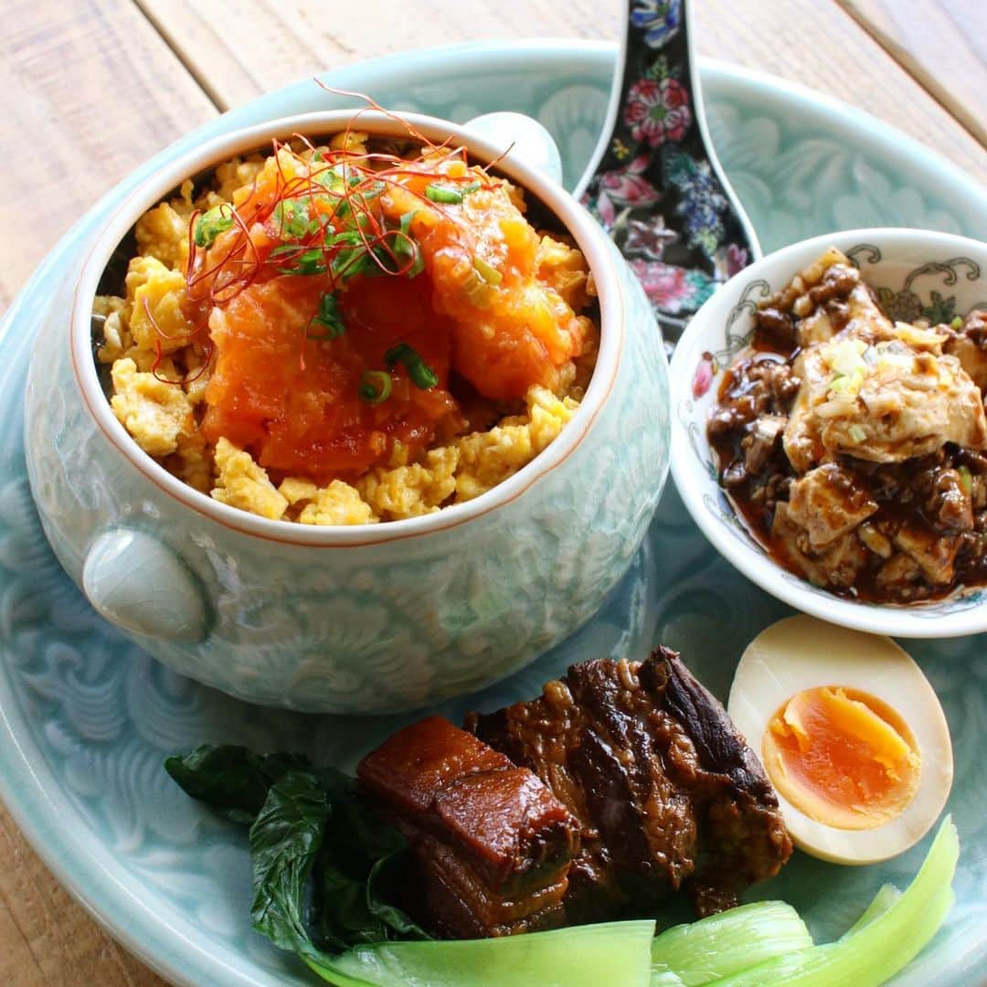 Atsukoさんのインスタグラム写真 - (AtsukoInstagram)「Today's lunch 2019.05.23 ･ ･ エビチリのせチャーハン 角煮 味玉 麻婆豆腐 ･ ･ この間職場のランチで、ネイルの友達がエビチリのせチャーハン食べてたの見て中華食べたくなり作成。 麻婆豆腐も食べたくなったし。 やはり中華は最強😋✨」5月23日 12時54分 - sakuracafe001