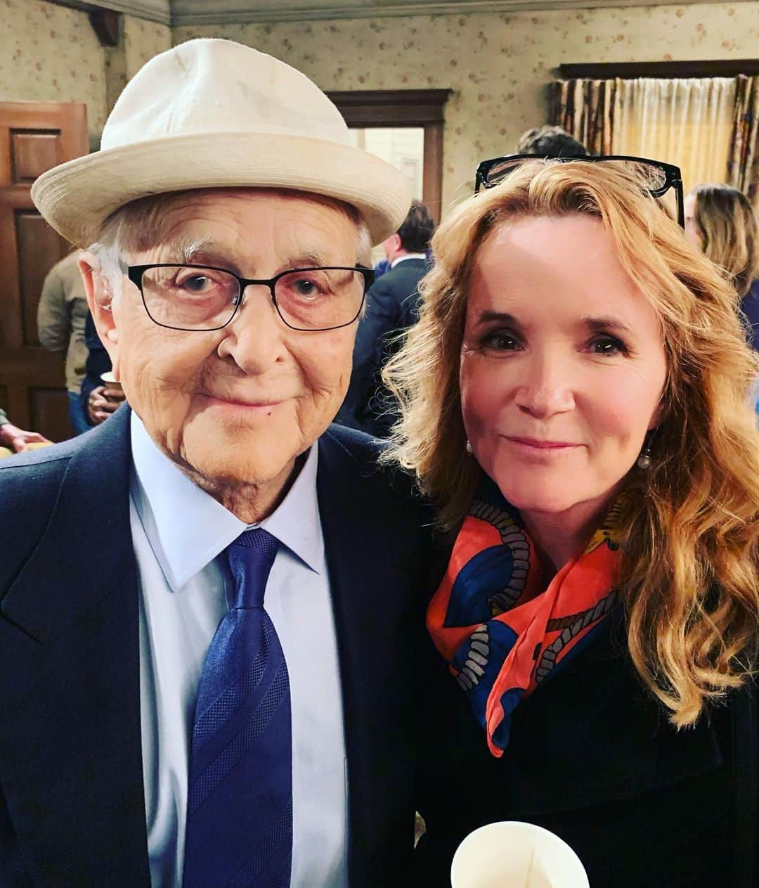 リー・トンプソンさんのインスタグラム写真 - (リー・トンプソンInstagram)「Had a blast at #allinthefamily #thejeffersons live on @abcnetwork everyone was so great. Meeting @thenormanlear #writinggod @woodyharrelson so funny @iamjamiefoxx flawlessly messing up. #marlagibbs @marisatomei @iamwandasykes and the whole cast were amazing! Thanks T.」5月23日 12時54分 - lea_thompson