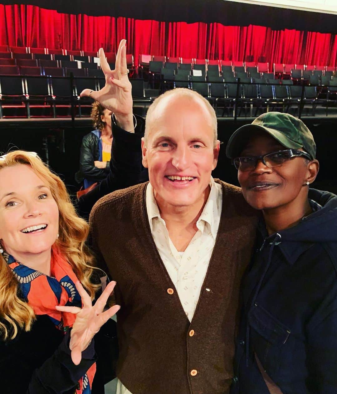 リー・トンプソンさんのインスタグラム写真 - (リー・トンプソンInstagram)「Had a blast at #allinthefamily #thejeffersons live on @abcnetwork everyone was so great. Meeting @thenormanlear #writinggod @woodyharrelson so funny @iamjamiefoxx flawlessly messing up. #marlagibbs @marisatomei @iamwandasykes and the whole cast were amazing! Thanks T.」5月23日 12時54分 - lea_thompson