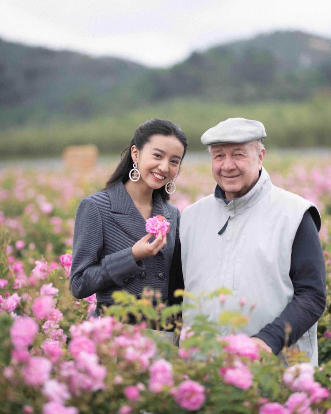 Numero TOKYOさんのインスタグラム写真 - (Numero TOKYOInstagram)「グラースのバラとジャスミンがあって、N°5という香りが作られる── N°5の香りを維持するために「CHANEL」は、1987年からグラース最大の花の栽培農家であるミュル家とパートナーシップを。N°5の香りそのもののクオリティを守るために、現在では５代目のジェセフ・ミュルさん（写真１枚目）によって5月のバラが育てられ、収穫される。Kōki, さんは、シャネル専属調香師のオリヴィエ・ポルジュさんにインタビューを。  Makeup @sandrinecanobock Hair @tietoyama  @koki @chanel.beauty #chanel #chanelgrasse #dansleschampsdechanel #numerotokyo」5月23日 12時55分 - numerotokyo