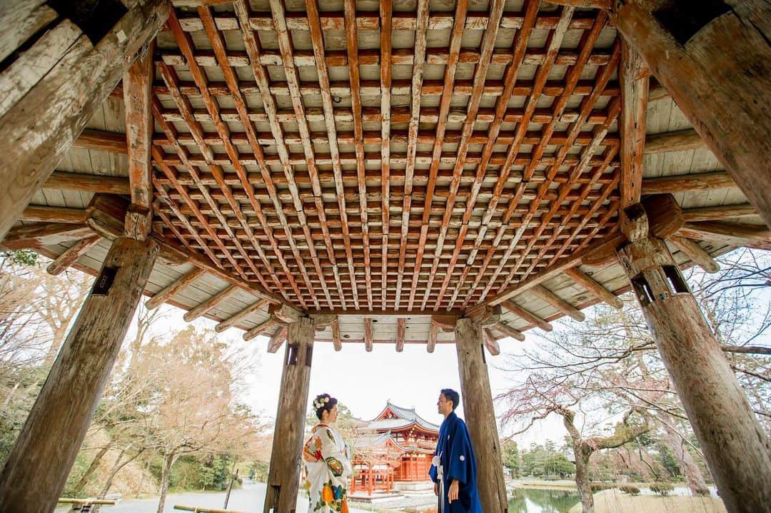 TAKAMI BRIDAL 神社和婚のインスタグラム：「ふたりきりの特別なひとときを。 ﻿ #takamibridal #kimono #kyoto #japan #wedding #photography #平等院 #和装 #色打掛 #引振袖 #白無垢 #着物 #和婚 #和装婚 #和装結婚式 #和装前撮り  #神社仏閣 #前撮り #和婚 #和装花嫁 #神社婚 #2019秋婚 #2020春婚 ﻿」