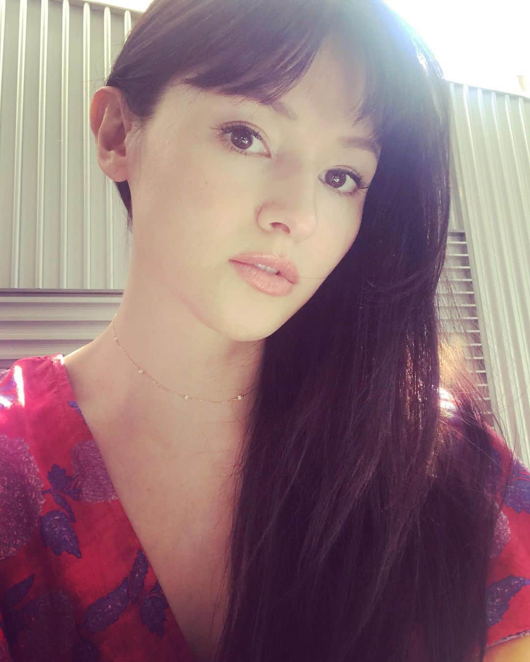 橋本麗香のインスタグラム：「人間やってたら、『はぁ〜？』って 思う事もありますとも はい。 自分の事ポジティブな方だと思っている私でもw それはあります😒 そんな時は思いっきり自分の感情を 解放させます🌪💥☄️ やっぱりね 自分の感情には自分で責任取っておきたいのです。。 誰にも迷惑をかけずに😂！！！！ リリースします😑🙏🏻 ． おススメのリリース法お教え致します🤓 先ずは 書く事📝どんな事でも🆗！ 書いて書いて書きまくる🤬🌪💥☄️🤯😫😤 書いて感情をリリースする これ、 気持ちいいです。 ． 今まで我慢してた自分 言いたかった自分 自尊心ズタズタな自分 色々な自分を発見出来ると共に 不必要な感情や想いにも気が付きます。 もうこの感情を持っていたら 自分が辛い、悲しい、怖い。。など 今まで自分を守っていてくれたそれらの 感情に感謝を告げ 自分の心の断捨離をします🙏🏻 書いた紙を破ってトイレに🚽🌀👋🏻流すも良し(詰まり注意) 燃やすも良し(火事注意) 処理には細心の注意を払いつつw リリースを終えます❣️ ． と、言う事で 今日は皆様の感情リリースもしちゃいましょ って事で、ストーリーの方に 放出しちゃって下さいませ 溜め込むと身体に悪いからw 出しちゃって下さい😉 ． #良い人じゃない日 #リリースday #抑えない日 #良いんだよ #結果オーライ」