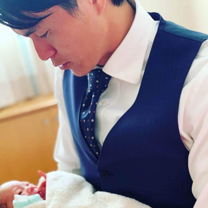 辻尾真二のインスタグラム：「2019年5月21日第二子長男誕生。 可愛いすぎる。  #立会い出産 #妻に感謝 #出産ってホンマにすごい #世の中のお母さんリスペクト #令和ベイビー」