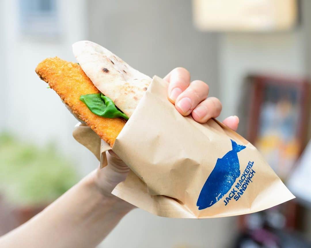 GQ JAPANさんのインスタグラム写真 - (GQ JAPANInstagram)「いよいよ夏到来⁉️☀️ 暑さに負けないよう、手軽にスタミナ補給ができ、“歩き食べ”ができるサンド&ドッグを紹介🥯 1. サングチェリア クチのパン・コン・チチャロン @khuchitokyo  2. スタンドバインミーの牛ほほ肉のバインミー @standbanhmi  3. ジャックマカレルサンドウィッチのアジフライサンドイッチ @jackmackerel_sandwich  4. ビーバーブレッドのsi.si.ニボパン @beaver.bread  5. クジラ荘のプレーンドッグ @kujiraso_kana  6. だし巻きドッグONEのだし巻きドッグ @menchirashi_one  7. フェリチェッラのランプレドットのパニーニ @felicella_sangenjaya  8. カフェハバナトウキョウのキューバンサンド @cafehabanatokyo 🌭 Photos: Kaoru Yamada, Hisashi Okamoto, Yoichiro Kikuchi, Kayoko Ueda Editor: Haruka Koishihara @hkoishihara_inst」5月23日 13時17分 - gqjapan
