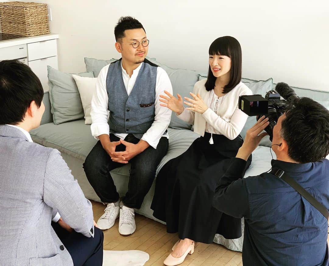 近藤麻理恵さんのインスタグラム写真 - (近藤麻理恵Instagram)「明日5/24（金）23:00から、 テレビ東京系のWBS（ワールドビジネスサテライト）にて取り上げられる予定です。 ㅤㅤ アメリカや世界にこんまりメソッドを広めることやパートナーであるお互いの存在についてお話しました✨ ㅤ ぜひご覧頂けると嬉しいです😊 ㅤ  ㅤ —————————————— ㅤ #こんまり#konmari #こんまりメソッド #近藤麻理恵 #人生がときめく片づけの魔法 #ときめき #片づけ #片付け #収納 #整理整頓 #マイホーム #シンプルライフ #シンプルホーム #シンプルな暮らし #シンプルな生活 #ライフスタイル #日々の暮らし #丁寧な暮らし #暮らしを楽しむ #すっきり暮らす」5月23日 13時17分 - mariekondo_jp