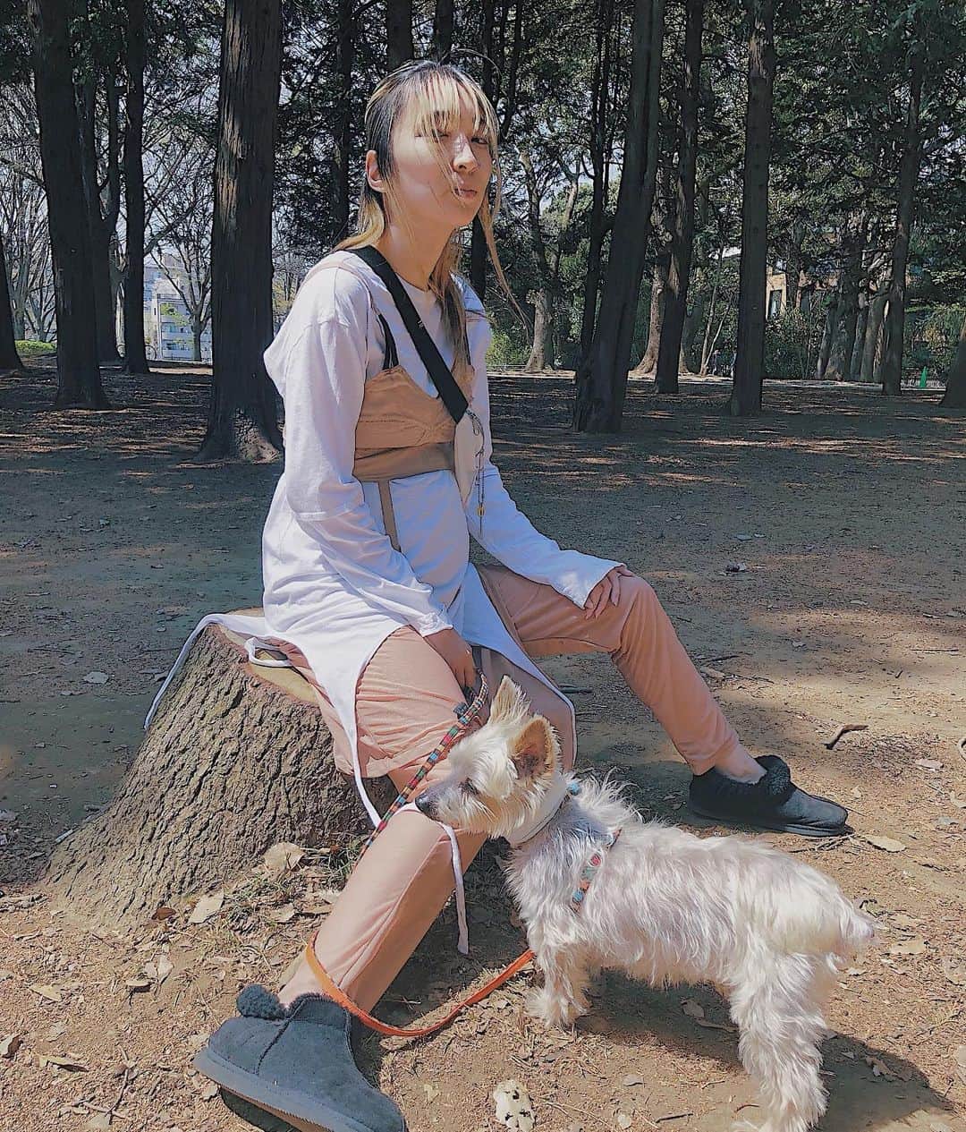 のインスタグラム：「ちょっと前の #いかつい妊婦になりたくて  なぜか夫に通称イカコーデ🦑と呼ばれてる tops : #perverze #leinwande  bag : #edietokyo  one-piece : #gvgv  pants : #gvgv  shoes : #SHEPHERD 犬 : グリちゃん 浮腫みで靴下履くの嫌で素足にムートンブーツが神でした。今はナイキのシャワサン愛用しまくり。 #マタニティコーデ ？」