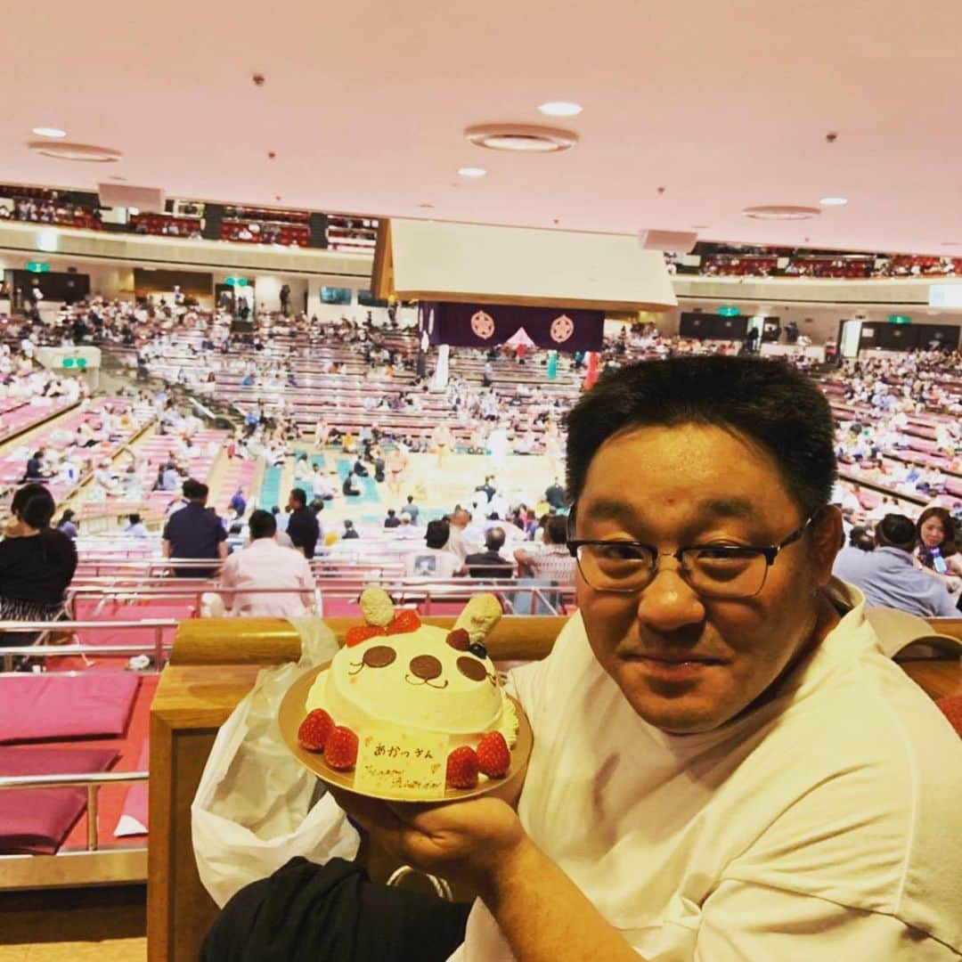 あかつさんのインスタグラム写真 - (あかつInstagram)「38才の誕生日は 両国国技館で相撲観戦という最高の誕生日プレゼント！ 家に帰ったら、手作りケーキという更に最高の誕生日プレゼント！ 同じ誕生日の朝青龍さんの甥 豊昇龍さんも白星という自分へのプレゼントをもぎ取ってました！ 38才良い出足・・・あっ、出出しですっ！  #豊昇龍 #誕生日 #相撲観戦 #手作りケーキ #5月22日」5月23日 13時17分 - akatsu_sumo