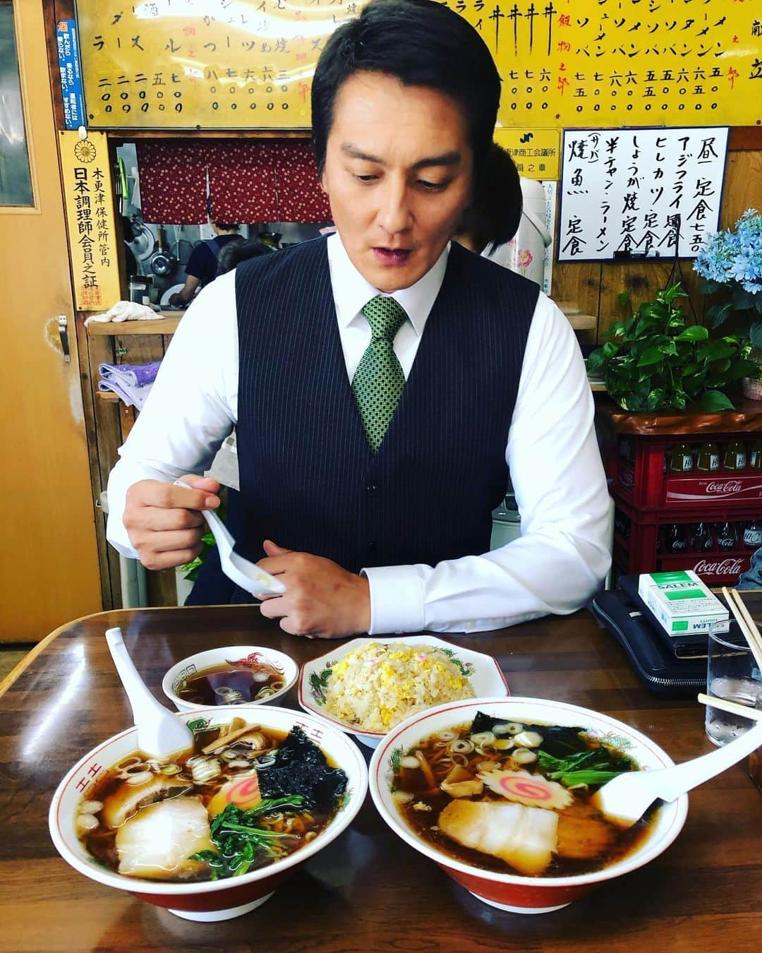 小沢仁志さんのインスタグラム写真 - (小沢仁志Instagram)「大好きな町中華で 見つけた大食い野郎❗️笑 しかし、眠い💤」5月23日 13時30分 - ozawa_hitoshi