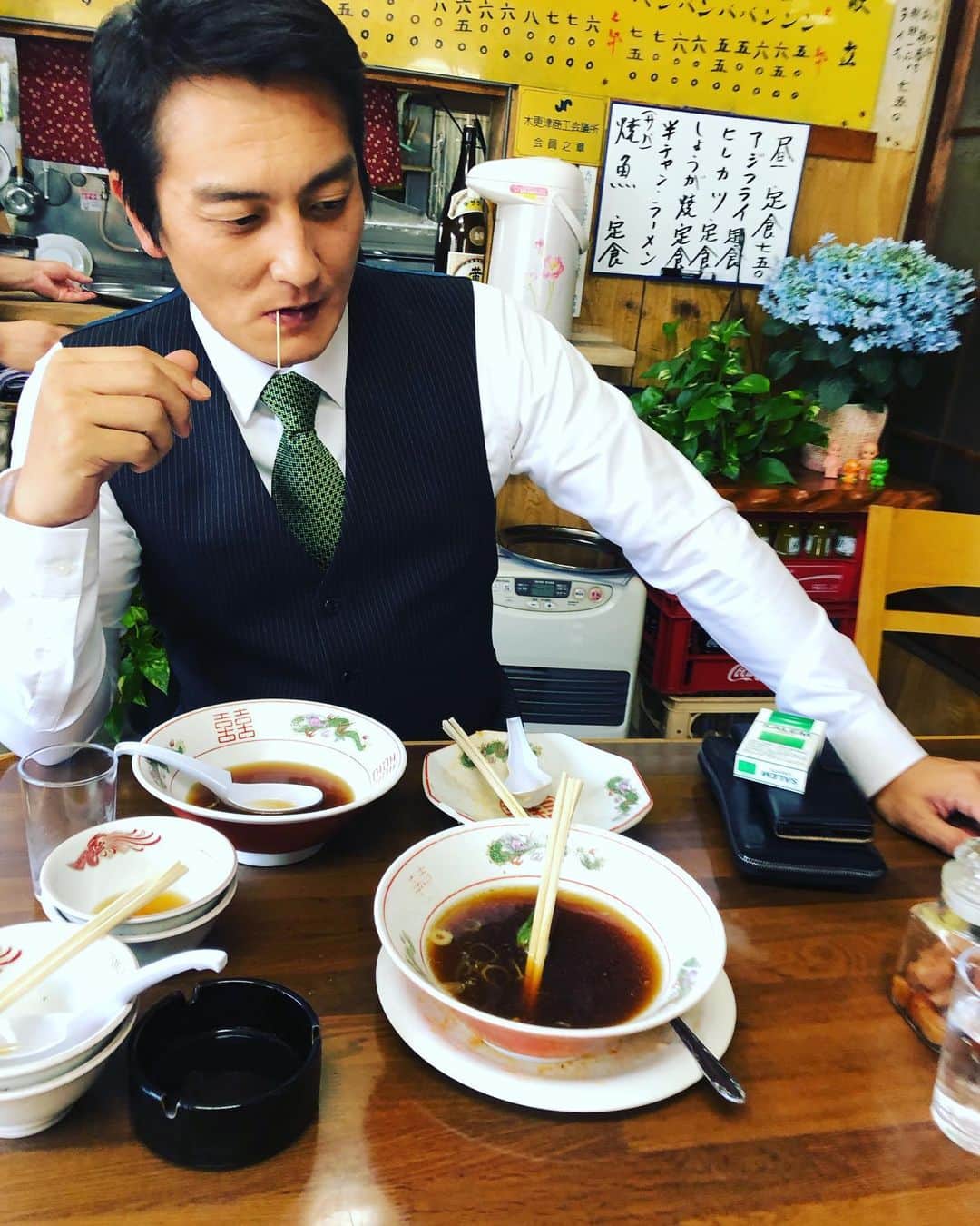 小沢仁志さんのインスタグラム写真 - (小沢仁志Instagram)「大好きな町中華で 見つけた大食い野郎❗️笑 しかし、眠い💤」5月23日 13時30分 - ozawa_hitoshi