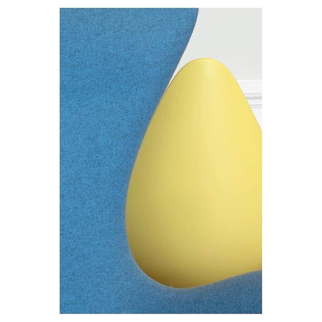 フリッツハンセンさんのインスタグラム写真 - (フリッツハンセンInstagram)「Organic harmony between the Egg™ and the Drop™. Captured by @carolinedethier  #fritzhansen #arnejacobsen #eggchair #dropchair」5月23日 13時30分 - fritzhansen