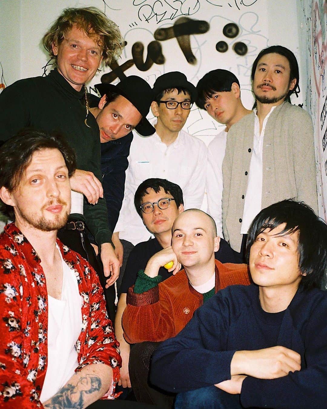 ホステス・エンタテインメントのインスタグラム：「先月コナン・モカシン @connanmockasin を招いて開催された、OGRE YOU ASSHOLE @ogreyouasshole_official の自主企画『DELAY』🔥 その興奮冷めやらぬライブ翌日に行われた出戸学とコナンによる対談がローリング・ストーンに掲載✍️ 両者の考える「サイケデリック」とは？ 📸 by Yuki Kikuchi @yuki_not_rinko  #connanmockasin #ogreyouasshole」