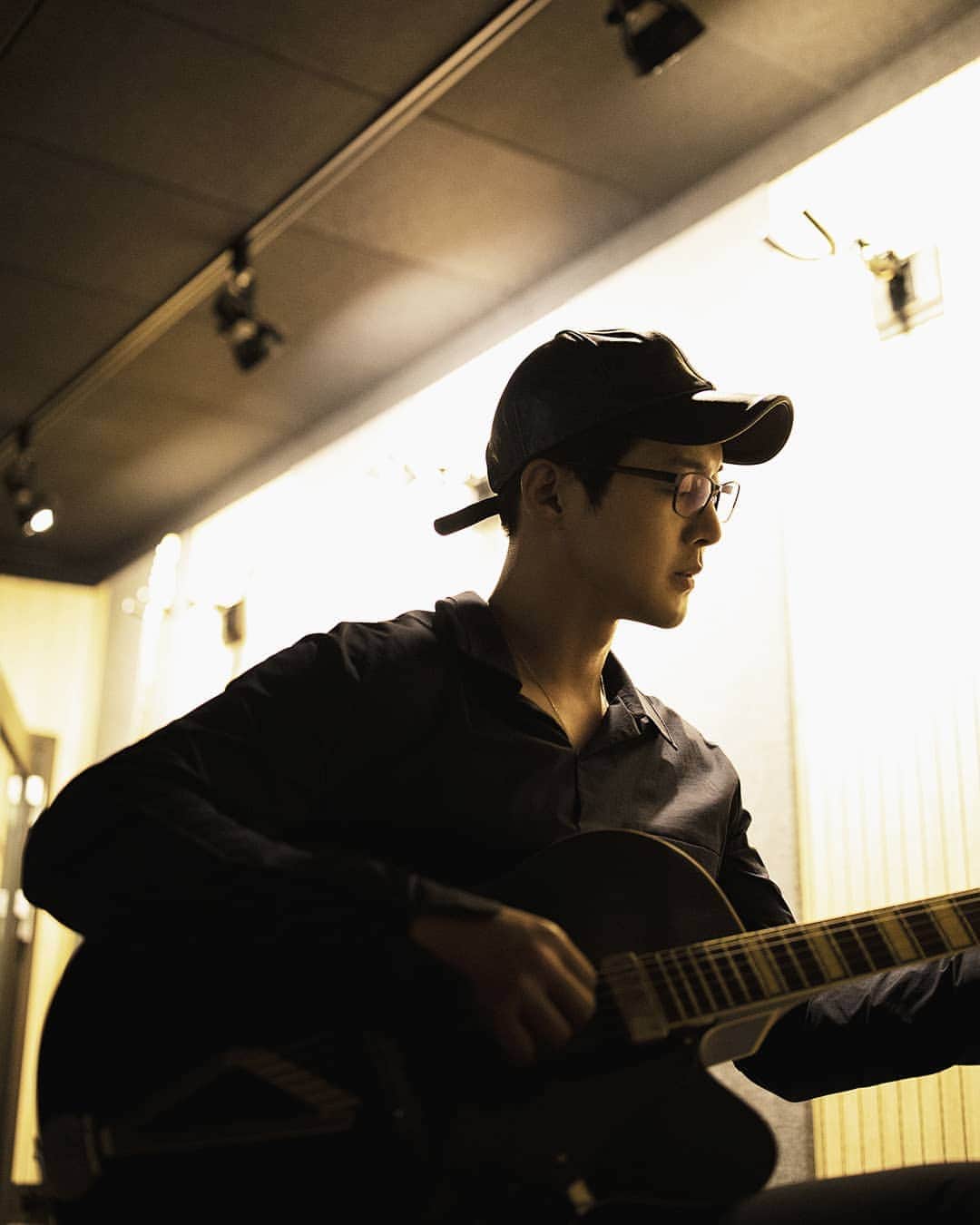 キム・ヒョンジュンさんのインスタグラム写真 - (キム・ヒョンジュンInstagram)「🎸 #KIMHYUNJOONG  #김현중  #キムヒョンジュン  #金賢重  #녹음실  #기타」5月23日 13時36分 - hyunjoong860606