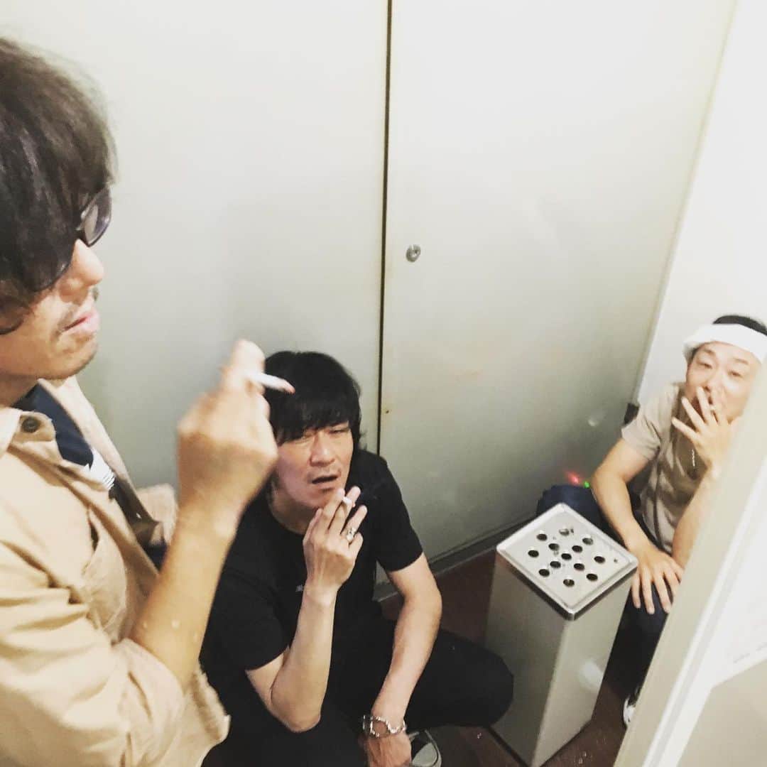 浅田信一さんのインスタグラム写真 - (浅田信一Instagram)「RH休憩中。喫煙所にたむろする大人達。」5月23日 13時36分 - asada_shinichi