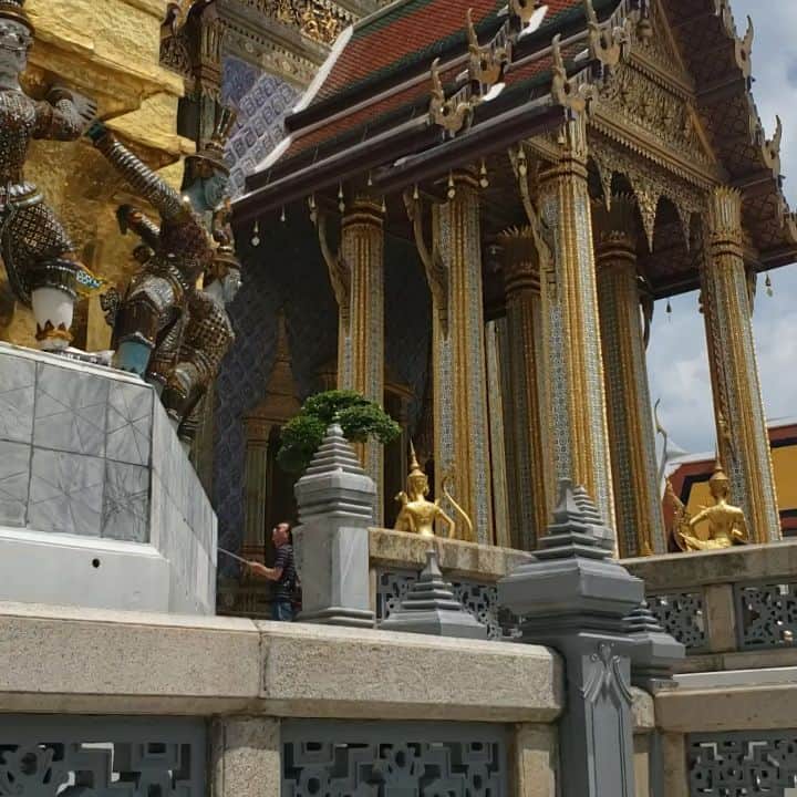 アイラ・ブラウンのインスタグラム：「Buddhist Temple! FYI, I am not Buddhist, I am Christian. I just like the structure and artistry of this building! 😊」