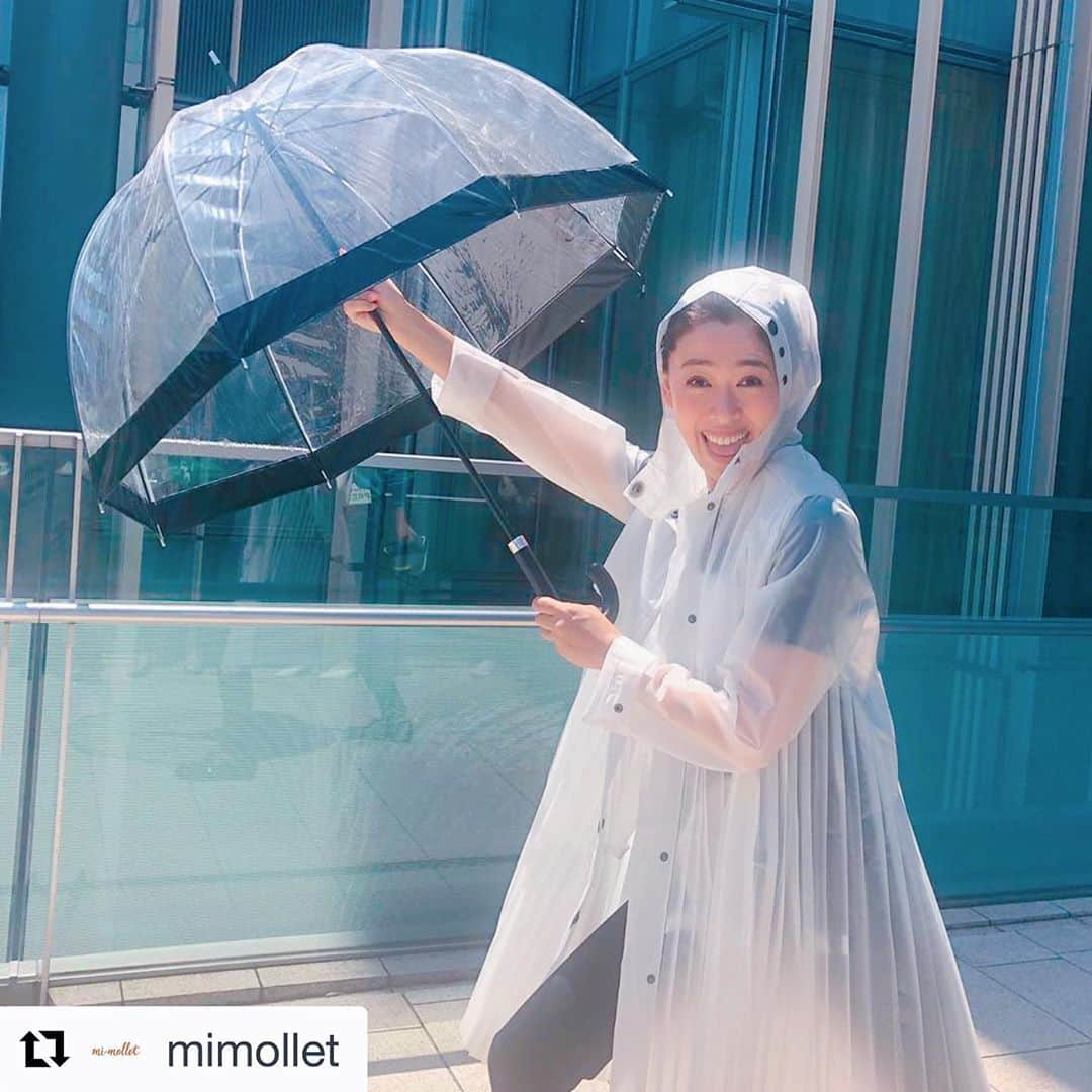 野沢和香さんのインスタグラム写真 - (野沢和香Instagram)「今日は雨ね日ファッションの撮影なのに☀️🤭 ビックリいい天気🤣！ 光が入らない場所探して一苦労w  先日の大雨クルーザー🚢撮影と天気交換したい😂⤴︎ w  それにしても最近のレイングッズはかわいいなぁ🤔 近日の @mimollet をお楽しみに♪😎」5月23日 13時42分 - wakanozawa