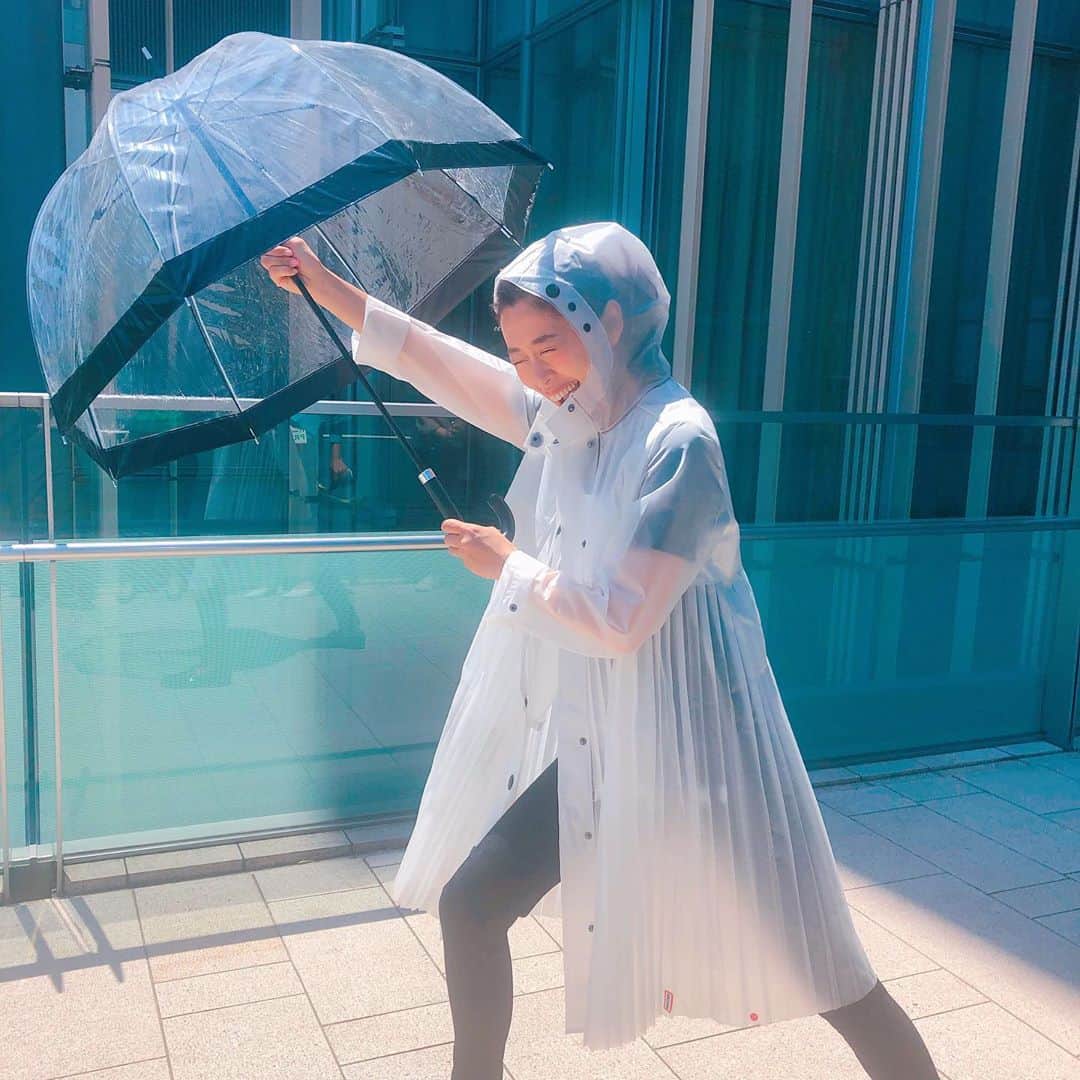 野沢和香さんのインスタグラム写真 - (野沢和香Instagram)「今日は雨ね日ファッションの撮影なのに☀️🤭 ビックリいい天気🤣！ 光が入らない場所探して一苦労w  先日の大雨クルーザー🚢撮影と天気交換したい😂⤴︎ w  それにしても最近のレイングッズはかわいいなぁ🤔 近日の @mimollet をお楽しみに♪😎」5月23日 13時42分 - wakanozawa