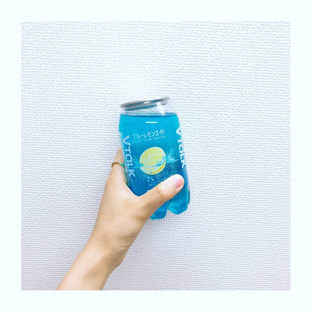 SKINGARDEN［スキンガーデン］さんのインスタグラム写真 - (SKINGARDEN［スキンガーデン］Instagram)「﻿ スキンガーデン1階の『총각네』チョンガーネで﻿ 可愛い飲み物を見つけました😍🍹﻿ ﻿ 缶ジュース…❓と思いきや、中が透けている﻿ ペットボトル😳😳﻿ ﻿ VTALKという韓国で売っている炭酸飲料の﻿ ブルーレモンエイド🍋💙﻿ ﻿ 韓国のカフェなどではよくレモネードありますよね🍹🍹﻿ ﻿ 他にも味がありましたよ🤩﻿ 気になる方は是非、スキンガーデン1階﻿ チョンガーネへ🏃‍♀️🏃‍♀️✨﻿ ﻿ ﻿ #skingarden #スキンガーデン #新大久保 #신오쿠보 #韓国 #韓国メイク #韓国コスメ #メイク #コスメ #한국화장품 #한국메이크업 #메이크업 #코스메틱 #g9skin #berrisome #elishacoy #日韓 #좋아요 #instagood #beauty #cute #チョンガーネ #レモネード #레몬에이드」5月23日 13時43分 - skingarden.jp