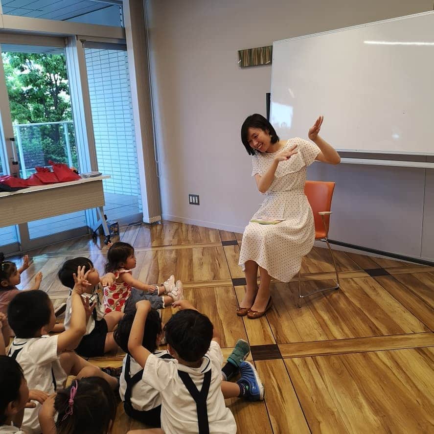 山部朱里さんのインスタグラム写真 - (山部朱里Instagram)「. . 女子アナ47のママアナウンサーの読み聞かせイベントに参加しました！ @jana47com  では２ヶ月に一度の読み聞かせイベント「キラ★MAMA Tokyo」を開催しています！ 今回は絵本、紙芝居、手遊び歌、そしてビンゴ大会もあり、幼稚園児のみなさんも最後まで楽しんでくれました！ わたしは手遊び歌と絵本の読み聞かせを担当しました！ 手遊び歌のときは、おしゃべりが上手なみんなと一緒に笑顔いっぱい盛り上がりました！ 読み聞かせのときは真剣に聞いてくれて、気になったポイントや発見があると声をかけてくれる子もいて、コミュニケーションがとれると楽しいなあと改めて思いました。 写真は、タコさんの真似してるところです。(わたし楽しそう) . . キラ★MAMA Tokyoの会員さまも増えてきているようで嬉しい限りです。 ライン@の会員でお友達登録もできますのでよければお願いいたします！ タグ付けしたのでトップページのプロフィールもご覧下さい。 イベントは基本的に無料です！ ワークショップがあるときは材料費のみ頂戴いたします！ 引き続き、子育てしながらママアナウンサーとしてもみんなで活動していきますのでお楽しみに～✴️ . . そうそう、我が子は一歳の誕生日前日に読み聞かせ１００００回達成しました。 今も読み聞かせ継続中です。 好きな絵本があり、読んでほしいと持ってくる姿がとてもいとおしいです。 . . #アナウンサー #フリーアナウンサー #kiramama #kiramamatokyo #女子アナ #女子アナ47 #ママアナウンサー #子育て #親子イベント #読み聞かせ #絵本 #子育て中 #子連れ #親子 #えほん #イベント #無料 #ママファッション #ママコーデ #プチプラコーデ #gu #セットアップ」5月23日 13時44分 - yamabeakari