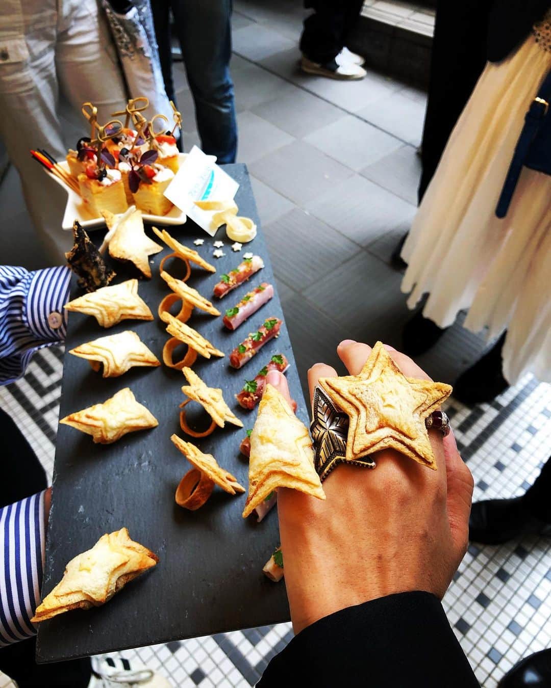 コディ サンダーソンのインスタグラム：「Jewelry made into bake goods @raytracey_japan #navajo #japan @kingtokyooo #star #omotesando hills」