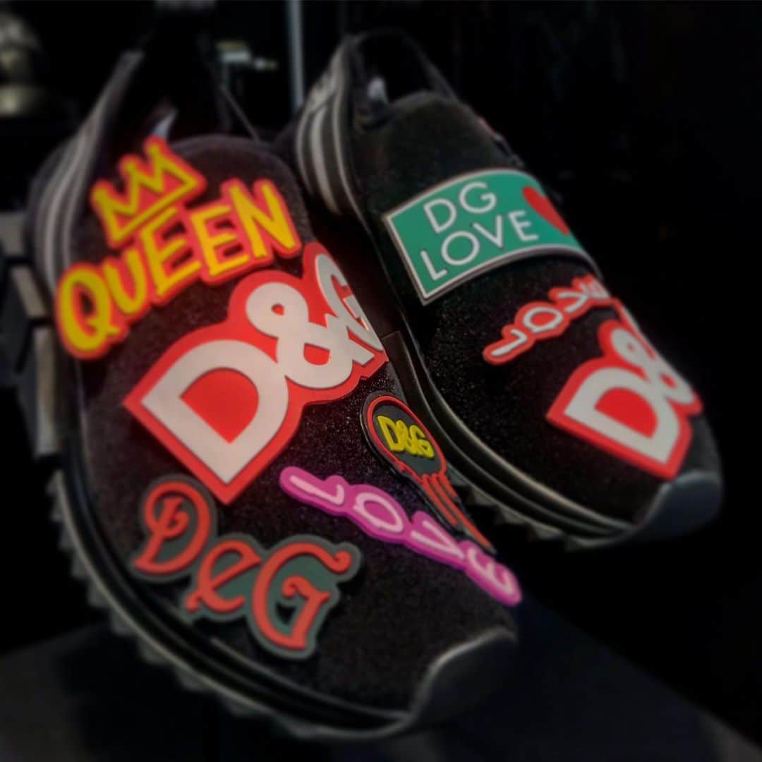 Apparel-web.comさんのインスタグラム写真 - (Apparel-web.comInstagram)「ドルチェ＆ガッバーナがDIY的シューズを発表 #dolceandgabbana #shoes #DIY #ドルチェアンドガッバーナ  #ワッペン #シューズ #ファッション」5月23日 13時56分 - apparelweb