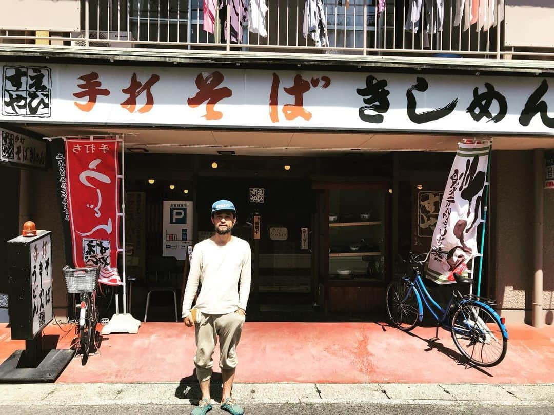 三宅洋平さんのインスタグラム写真 - (三宅洋平Instagram)「安定の、えびす屋(勝川店) 味噌煮込みうどんも、手打ちそばも、旨い。きしめんも手打ちで、太さにムラあって、うまそうだった。 店に入ったら、大成功晃太郎ファミリーが勢ぞろいでランチしてました。笑！ #大成功晃太郎 #十字の漢方 #愛知」5月23日 14時01分 - miyake_yohei