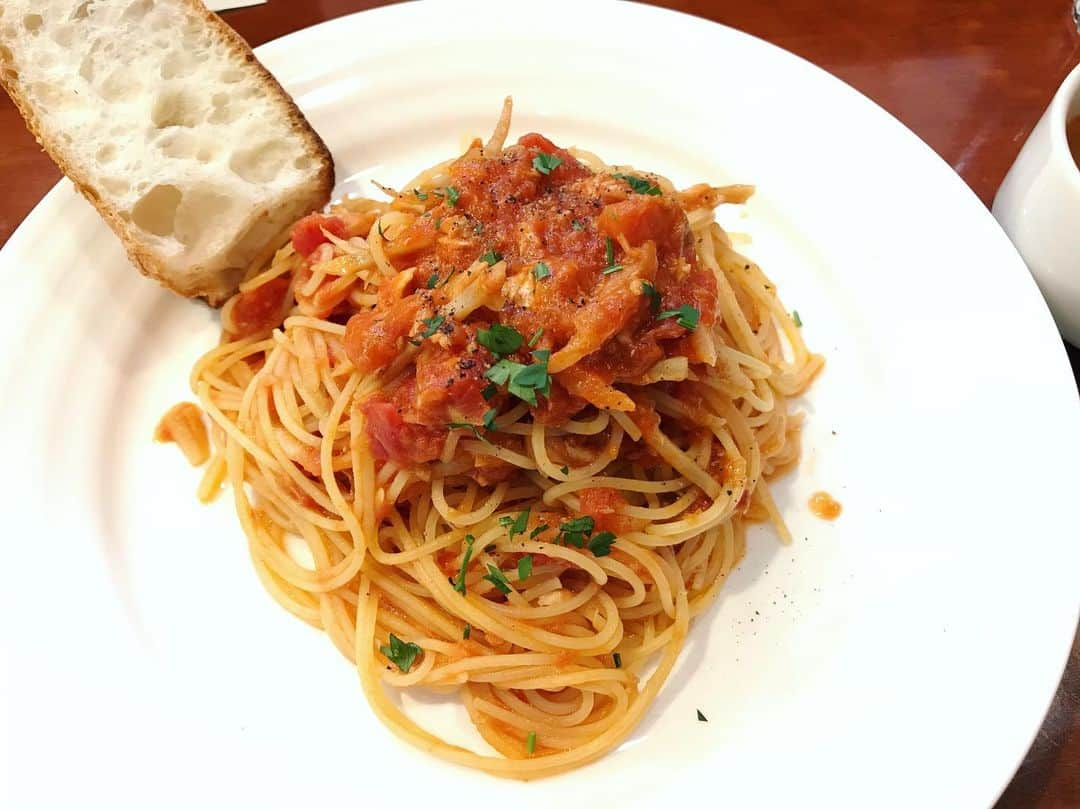 桂春雨さんのインスタグラム写真 - (桂春雨Instagram)「昼ごはん。今日は久しぶりにオフなので、ゆっくりランチ。ニッコリで、日替わりパスタランチ『ツナとゴボウのトマトソース』中盛で。パルミッジャーノチーズをたっぷりかけて食べました。 #昼ごはん #ランチ #パスタ #イタリアン #ツナ #ゴボウ #トマトソース #noodles #pasta #italian #instafood」5月23日 14時01分 - harusamek