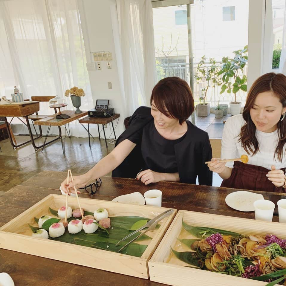 辺見えみりさんのインスタグラム写真 - (辺見えみりInstagram)「STORYの撮影のあと、 学校の用事があったので、しっかりスーツ姿でランチ（笑）」5月23日 14時23分 - emiri_hemmi