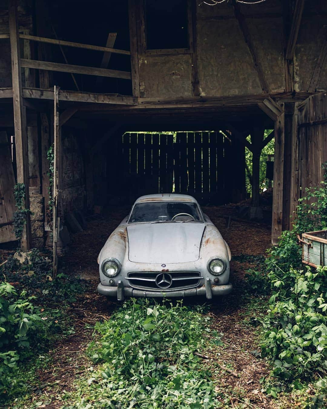 Kik:SoLeimanRTさんのインスタグラム写真 - (Kik:SoLeimanRTInstagram)「@alexpenfold Ah, I forgot I left that there. @mechatronik_official #mercedesbenz #300sl #barnfind #mechatronik」5月23日 14時18分 - carinstagram