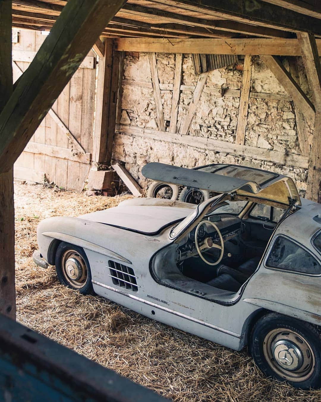 Kik:SoLeimanRTさんのインスタグラム写真 - (Kik:SoLeimanRTInstagram)「@alexpenfold Ah, I forgot I left that there. @mechatronik_official #mercedesbenz #300sl #barnfind #mechatronik」5月23日 14時18分 - carinstagram