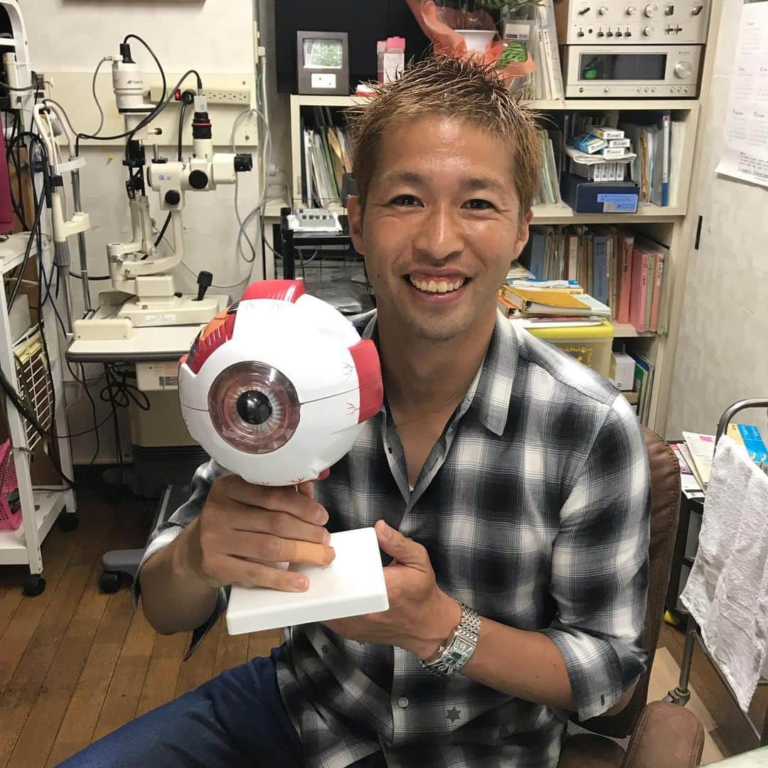 森崎浩司さんのインスタグラム写真 - (森崎浩司Instagram)「先日、おの眼科に検診に行ってきました👁いつも丁寧に検査をしていただき感謝です🙇‍♂️ちょうど昼休憩で院長先生がいなかった時に診察室の院長の椅子に座ってパシャり📸😁笑  #おの眼科 #コンタクトレンズ」5月23日 14時24分 - koji.morisaki77