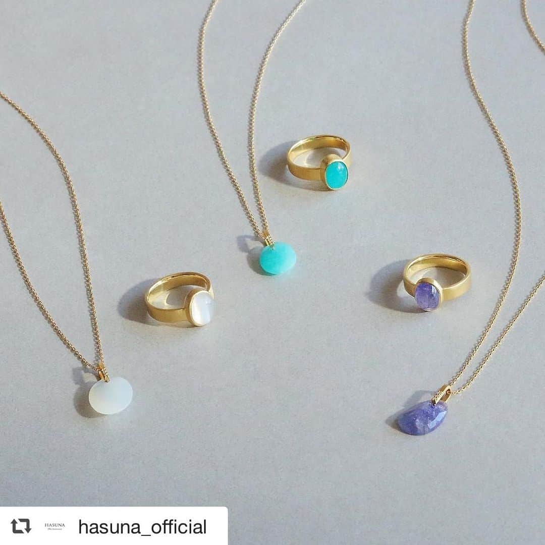 のインスタグラム：「#repost @hasuna_official via @PhotoAroundApp  So elegant! Lyric Rings.  #美しいものでできている #エシカル #PERPETUALJEWELRY #HASUNA #ハスナ #ジュエリー #アクセサリー #表参道 #OMOTESANDO #ethicaljewelry #accessories #accessory #fashion #design #japanesejewelry #japanjewelry #springjewelry」