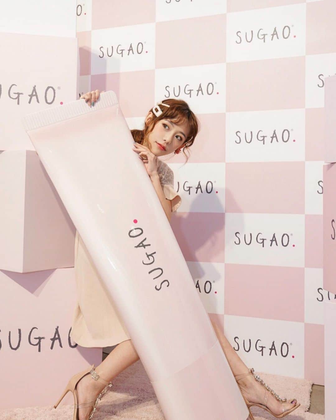 紀卜心さんのインスタグラム写真 - (紀卜心Instagram)「#SUGAO 新品發表 粉白色的裝置配上新品真的是可愛到融化!!! 只能說SUGAO 進駐台灣真是解救了成千上萬的少女想到日本狂掃日系彩妝的心啊！ 我對它們家的印象就是日系、平價、妝感偏輕透 - 這次體驗了很多新品，主打讓妳擁有日系素肌感裸妝 妝前的素顏慕斯跟潤色妝前乳都有出不同顏色針對不同膚質 除了質地輕透以外也不會過度粘膩，很適合用在炎熱的夏天 另外我很喜歡舒芙蕾腮紅!!!!（光聽名字就感覺很好吃😂） 它是慕斯質地哦!很好推開又很自然，彷彿是從肌底透出來的自然紅潤感～每顆都很想包色捏！ 以它們家的平價程度我覺得有喜歡真的都可以打包🤘🏻🤘🏻 - 我hen認真的製圖與你們分享這次的新品，你們對哪樣最有興趣呢？留言跟我分享一下吧😆  #SUGAO日系素肌感裸粧 #粉透白素顏慕絲 #今天感覺變漂亮了」5月23日 14時27分 - eatzzz7