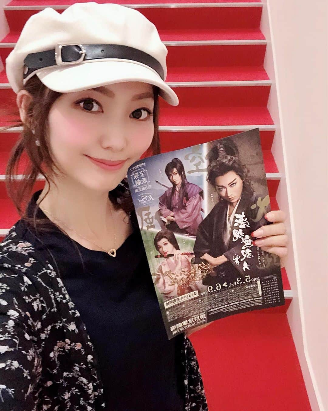 織田千穂さんのインスタグラム写真 - (織田千穂Instagram)「久々の生観劇( ′̥̥̥ ⌑ ‵̥̥̥ )💗 先週月組の夢現無双/クルンテープ天使の都👼🏻 東京宝塚劇場に行って来ました💜 チケット🎫取ってくれた友人に感謝( ꈨຶ ˙̫̮ ꈨຶ )🙏 * 改めて… 生オケの威力は凄まじいです…🎷🎺🎻🎶 OP音鳴った瞬間から鳥肌鳥肌:( ;´꒳`;): ありがたい事に2階席1列目だったので💡 オケ席もよく見えるし👀💕 銀橋もドキドキするくらい近いっ‼️ 最高でした( ˊᵕˋ )🍀 * 先月見たライビュで 画面に映ってなかった箇所も沢山見れて 補完出来たので大大大満足❤️ 貸切ならではの開演前後の挨拶や 幕間の当選番号の発表アナウンス📣 いつもと違った雰囲気で😍💜 1人だったのにワクワクソワソワニヤニヤ 止まらなかった🤣‼️‼️ * それよりも…この時は元気いっぱいなお姿 拝見出来て喜んでいたけど れいこさんお怪我で休演って 大丈夫なのだろうか…(´^`)↓↓ 心配…➳ ( ˙-˙=͟͟͞͞)♡ ✼••┈┈┈┈┈┈┈┈┈┈┈┈┈┈┈┈••✼ #夢現無双 #クルンテープ #クルンテープ天使の都 #東京宝塚劇場 #宝塚 #musical #観劇 #takarazuka #宝塚歌劇団 #月組公演 #宝塚好きな人と繋がりたい #生観劇 #ミュージカル #ヅカ活 #宝塚歌劇団月組 #l4l #珠城りょう #美弥るりか #月城かなと #暁千星 #宮本武蔵 #佐々木小次郎 #タカラジェンヌ#宝塚好き #宝塚大好き #幸せな時間 #ヅカスタグラム #ヅカ友 #ヅカファン #織田千穂の宝塚投稿記録 @queen.lupis ピアス(o545) ✼••┈┈┈┈┈┈┈┈┈┈┈┈┈┈┈┈••✼」5月23日 14時30分 - chihoda