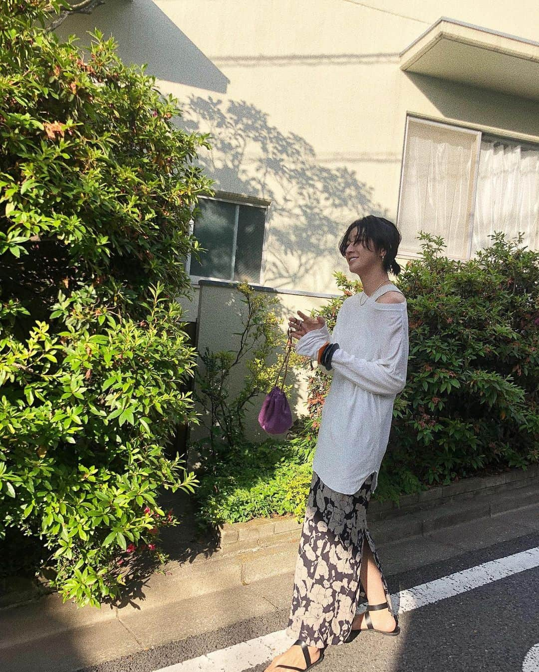 吉田怜香さんのインスタグラム写真 - (吉田怜香Instagram)「今日もがんばりまひょ〜🌞 春だねぇ🌷 . 花柄のシフォンスカートをゆるっとラフに。 気付けば全身 @todayful_official でした⚪️ . インナーは入荷中のワンショルダーのニットタンク、 ロンTは定番で何回もリピートしてるやつで 今年は秋にまた入荷予定◎ ポシェット、この色は6月再入荷予定 サンダルは去年のものです＞＜ . #よしだ_服」5月23日 14時31分 - reikayoshida_