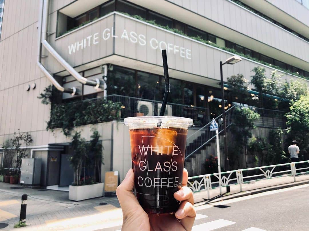 石井輝明さんのインスタグラム写真 - (石井輝明Instagram)「渋谷。 ゲームオブスローンズが終わってしまった。 始まりがあれば終わりがあるのはわかっていましたが、寂しい。。 #whiteglasscoffee #cafe #coffee #カフェ #東京カフェ #渋谷カフェ #カフェ芸人 #昨日は銀シャリ橋本さん主催のフットサルでした #安田くんにもらったフットサルシューズが壊れてもうた #今日はめちゃめちゃ筋肉痛やし #ただ楽しかった #始まる前は動けるか不安やったけど #終わってみたら清々しい #始まりと終わりの感情はそれぞれ #始まって終わっての繰り返し #終わりを望むこともあるけれど終わらないでと望むことの方が多い人生 #ただ筋肉痛は早く終わってほしい」5月23日 14時34分 - comandanteishii