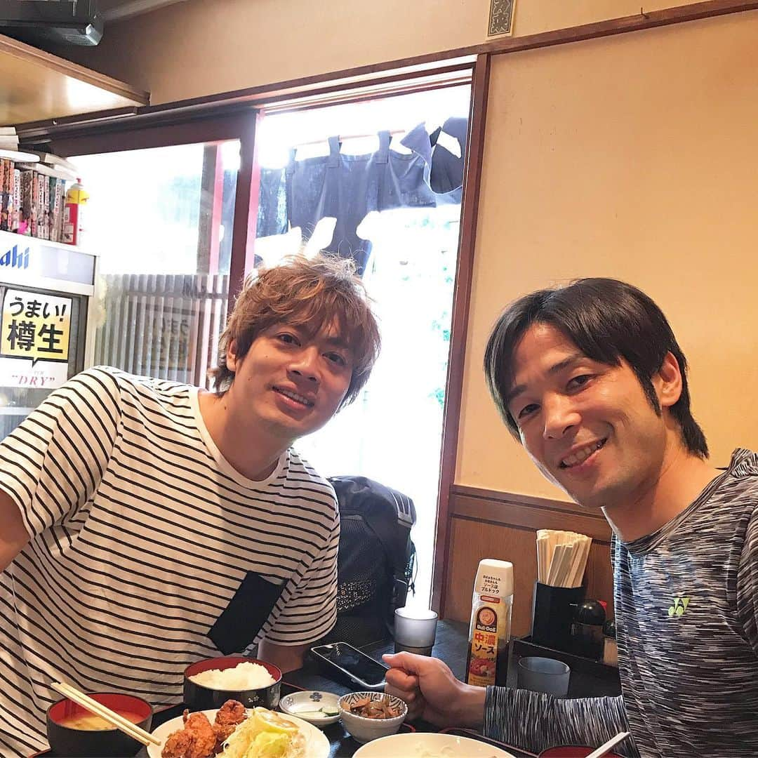 柴村直弥さんのインスタグラム写真 - (柴村直弥Instagram)「#中村友也 #中央大学 #同級生 #クラスメイト #同居人 #プロバスケットボール選手 #bjリーグ #nbl #bリーグ  #bjリーグ初代王者 #大阪エヴェッサ #東京アパッチ #千葉ジェッツ #つくばロボッツ #アースフレンズ東京z #東京サンレーヴス #日曜日に葛飾区奥戸総合スポーツセンターでイベントしてたらしい #ニアミス  #yonex #ヨネックス #シャツ」5月23日 14時34分 - naoyashibamura